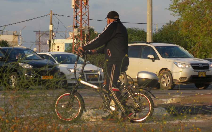 תושב אשדוד נוסע באופניים חשמליים