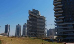 בניינים מול פארק אשדוד ים