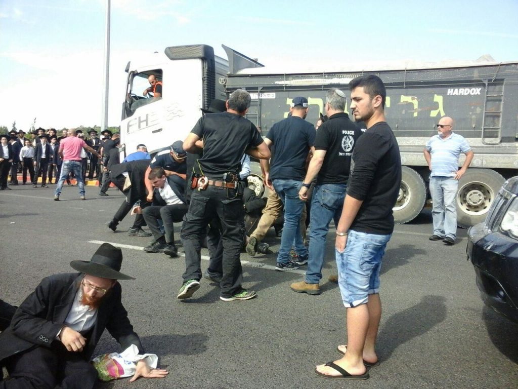 התנועה בעוצר: מאות חרדים מפגינים על כביש 4 סמוך אשדוד
