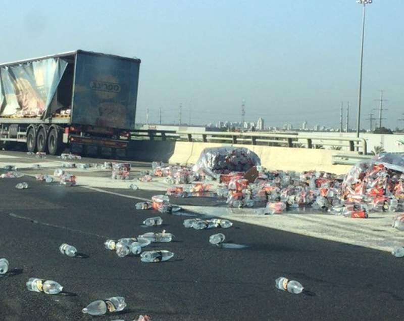 מחלף אשדוד צפון - בקבוקי שתיה נפלו ממשאית והתפזרו על הכביש