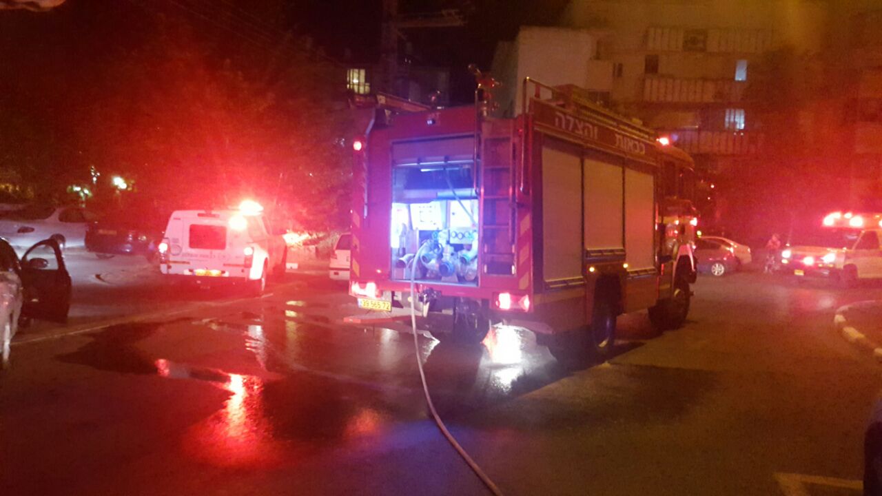 רח' יהודה המכבי: גבר נפצע קשה בשריפה שפרצה בדירתו
