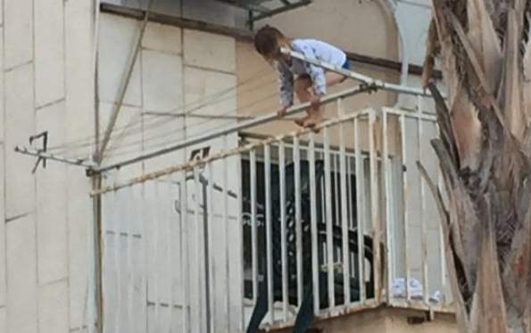 כמעט אסון: ילד טיפס על מעקה במרפסת ביתו וכמעט נפל
