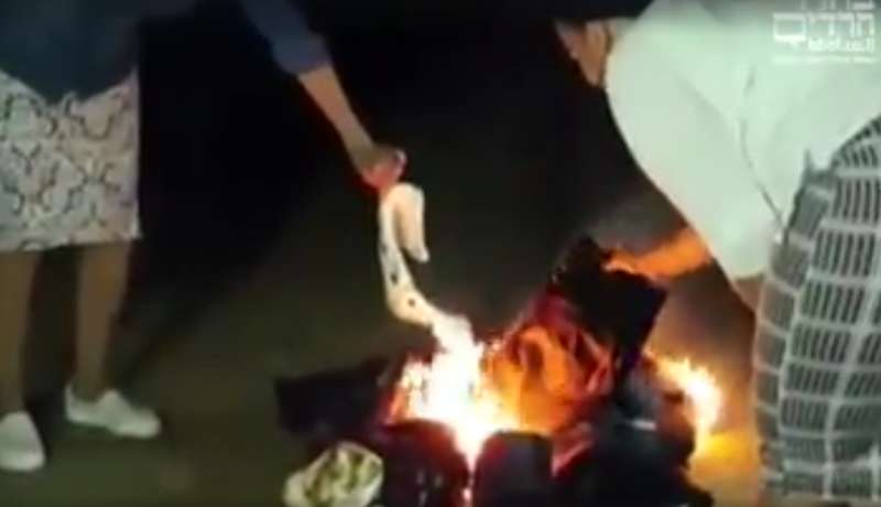 הנשים שרפו את החצאיות הלא צנועות בחוף בו טבע בן הרב לסרי ז''ל