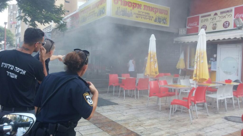 רחוב רוגוזין: שריפה פרצה בשתי חנויות, אדם נפגע משאיפת עשן