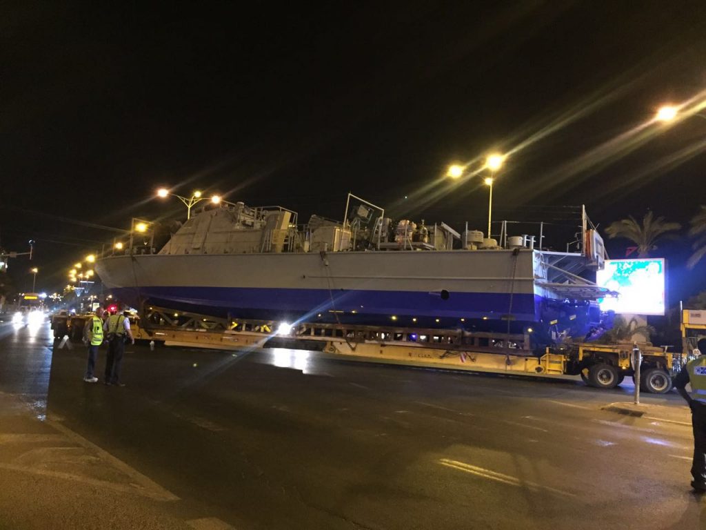 צפו בתיעוד: בדרך לנמל ספינה חדשה של צה"ל עוברת ברחובות אשדוד