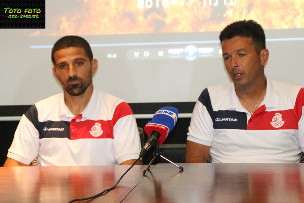 השחקנים בקבוצה שלהם מחכים. אואט ואוחיון.