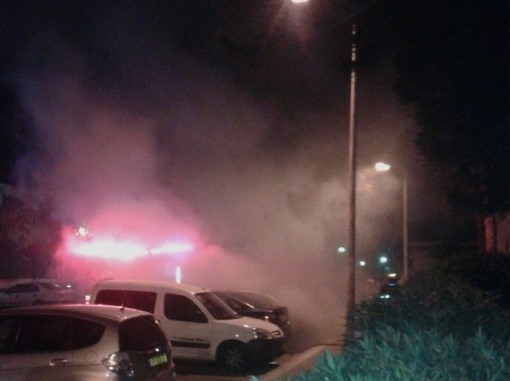 רובע ו': רכב עולה באש ברחוב דב גור