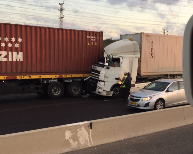 עומסי תנועה כבדים בעקבות תאונת דרכים בכניסה לאשדוד