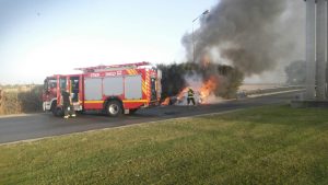 כיבוי מכונית בוערת