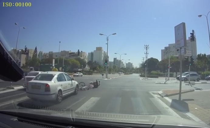צפו: מונית פוגעת ברוכב אופניים באשדוד