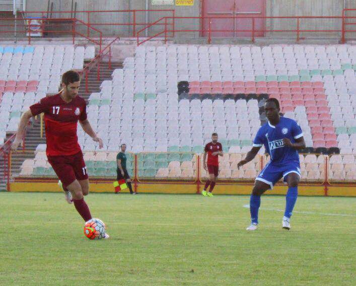 תום מונד בעוד נסיון בדרך לשער אשקלון.