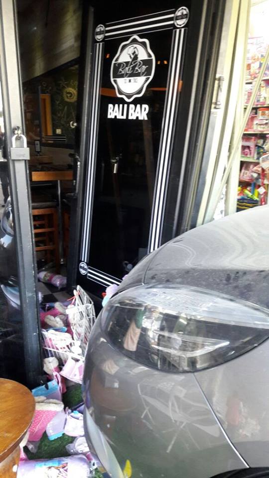 נגמר בנס: רכב פגע בחנויות וגרם לנזק