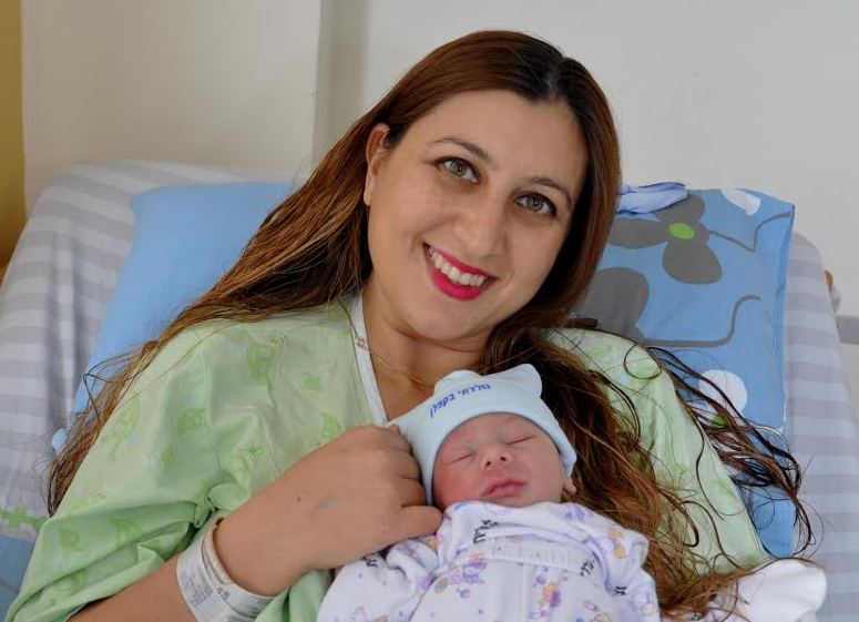 מרגש: אחרי 15 שנים של טיפולי הפריה - ילדה תינוק בריא בקפלן