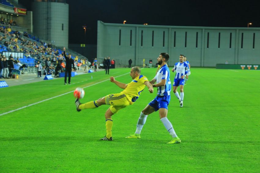 באגריץ' מנסה מול טל בן חיים (צילום: טל אקוקה)