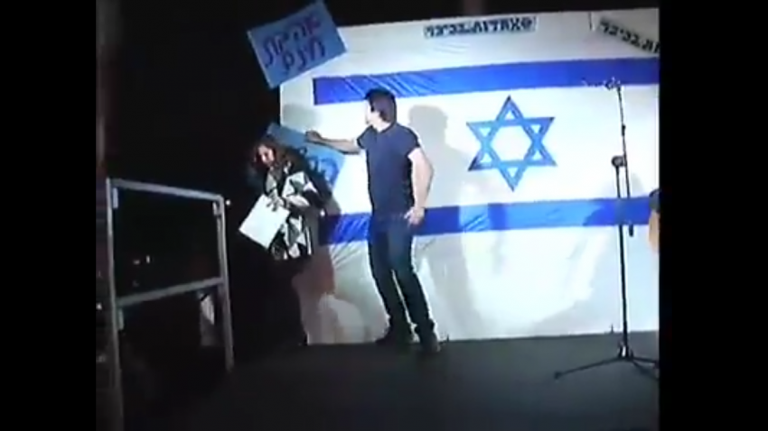 צפו: האשדודי רן כרמי בוזגלו נעצר אמש בהפגנת האחדות בכיכר רבין