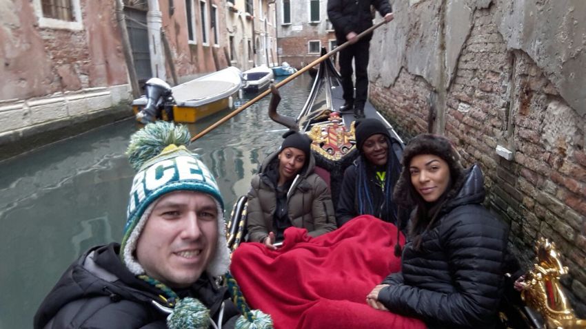 בנות אשדוד ומנהל הקבוצה שי פרקש, נרגעים יום לפני המשחק.