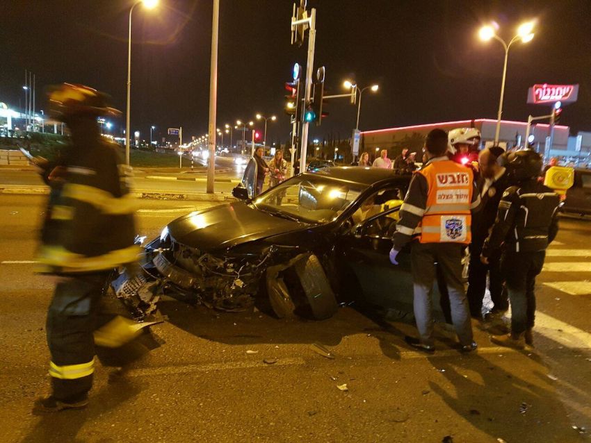 תאונה עם נפגעים בשד' הרצל/בן גוריון - המקום נחסם לתנועה