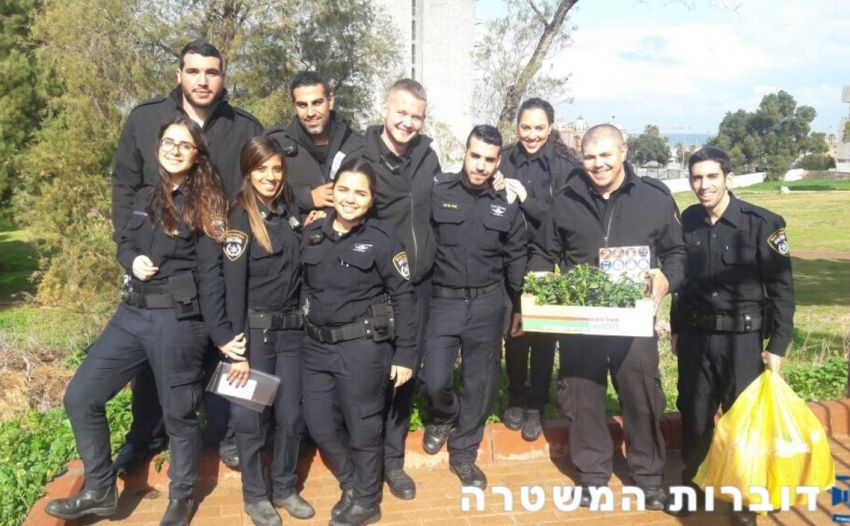 שוטרים מתחנת אשדוד הגיעו לנטוע עצים בגן "גלשנים" לחינוך מיוחד