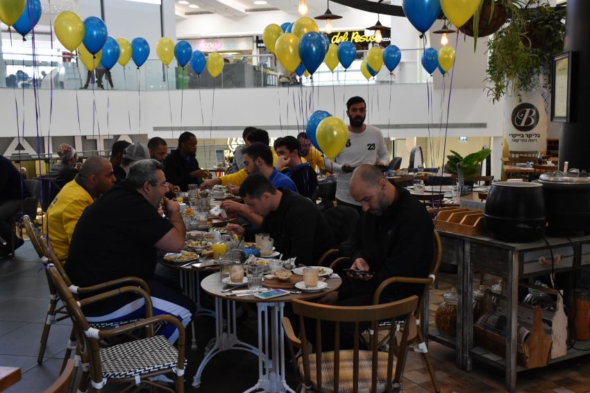 נהנים "בסי מול". שחקני מכבי אשדוד/באר טוביה.