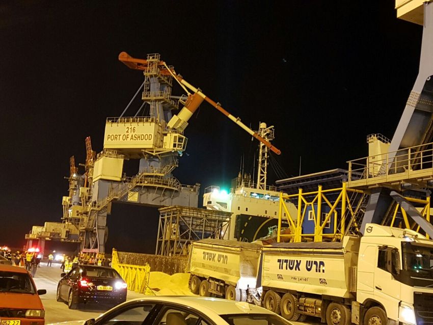 דיווח: מנוף קרס בנמל אשדוד (תמונות מהזירה)