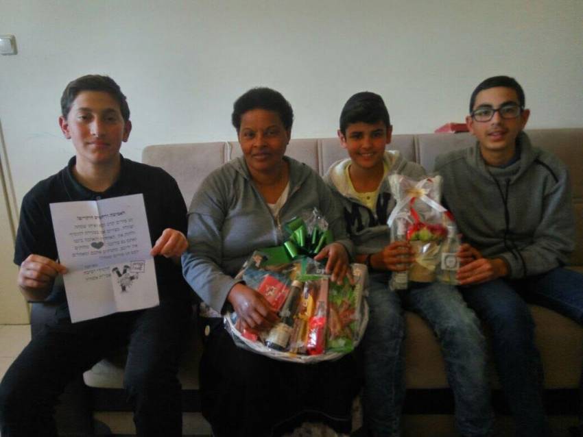 מרגש: תלמידי ישיבת אמי"ת העניקו משלוחי מנות למשפחות שכולות