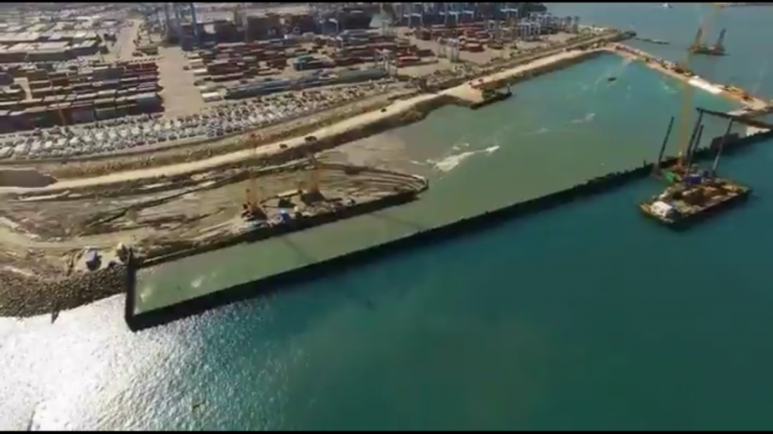 עובדי חברת נמלי ישראל האחראים על בניית הנמל החדש באשדוד פתחו בשביתה
