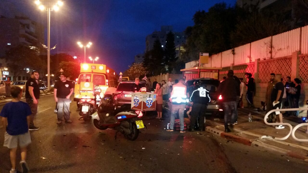 תאונה קשה: רכב פגע בתחנת אוטובוס - 6 פצועים במקום