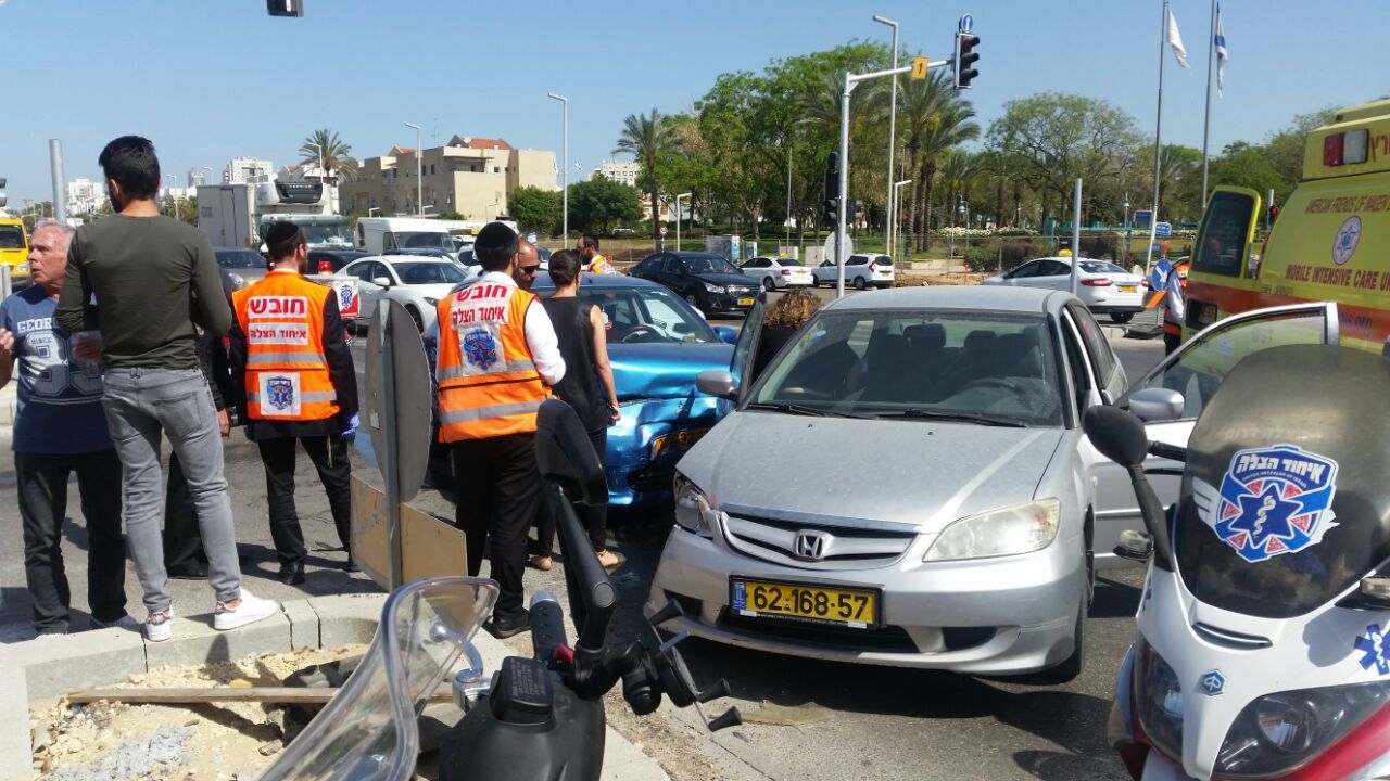 תאונה דרכים בכניסה לאשדוד - שלושה פצועים במקום