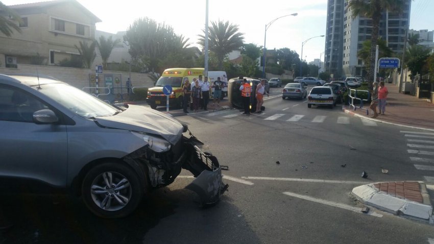 רכב התהפך בתאונת דרכים באשדוד - פצועים במקום