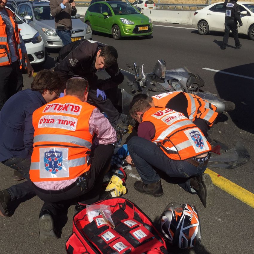 שתי תאונות תוך מספר דקות: רכב פגע ברוכב אופנוע ואישה פגעה בגדר הפרדה