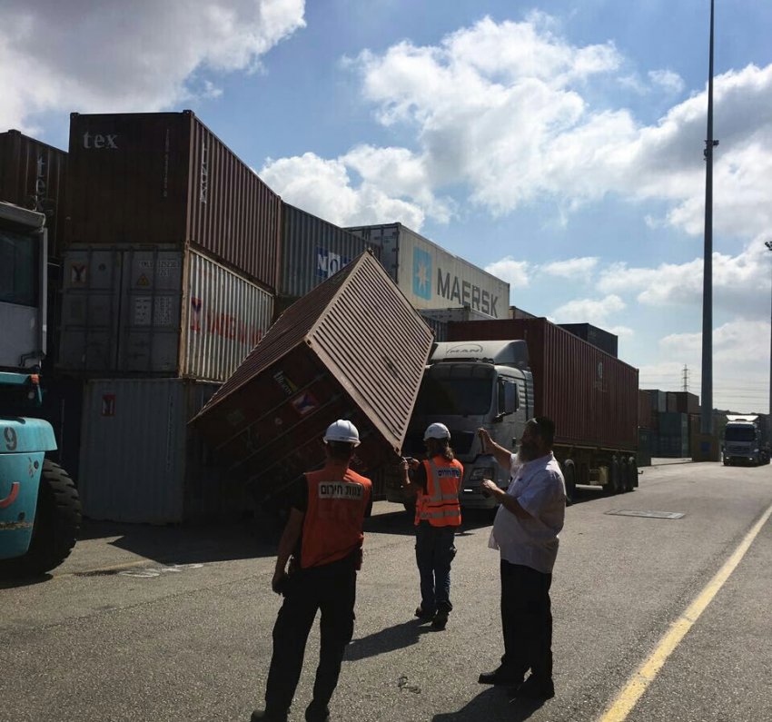 נמל אשדוד: מכולה נפלה מגובה רב על משאית במהלך נסיעה