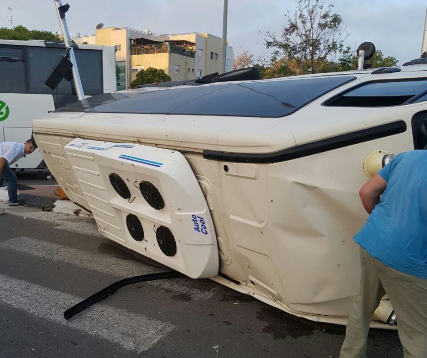 רכב הסעות התהפך בתאונת דרכים באשדוד - מס' אנשים נפצעו