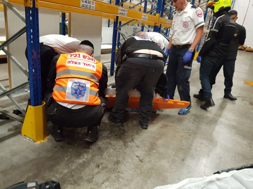 תאונת עבודה במפעל: אדם נפל מגובה ונפצע קשה