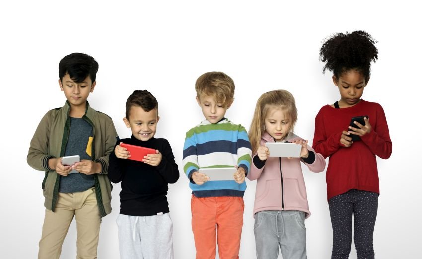 ילדים מחזיקים אייפון