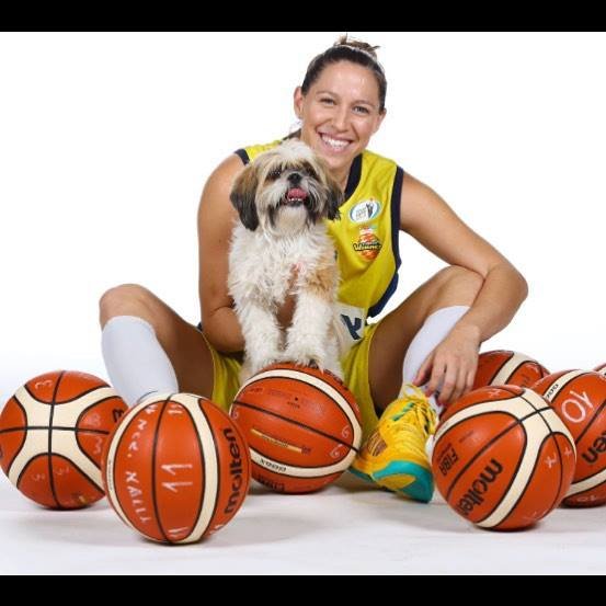 שחקנית כדורסל עם הכלב שלה