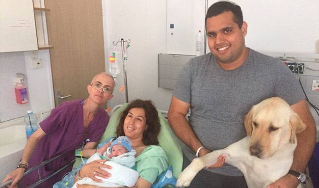כלב הנחייה של זוג כבדי ראייה השתתף בלידת בנם