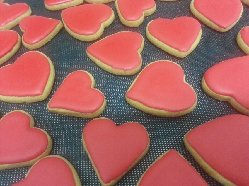 מתכון עוגיות לבבות בציפוי אדום אוהב