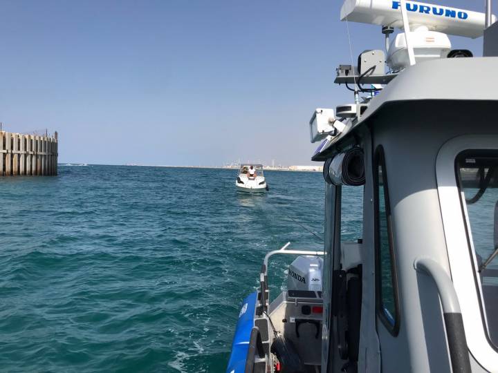 דרמה: ארבעה אנשים נתקעו על סירה מול חופי אשדוד