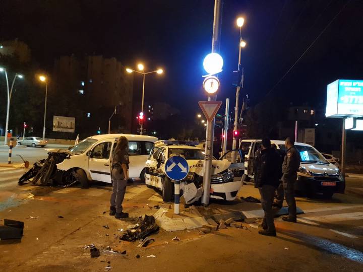 תאונה בין ניידת משטרה לרכב פרטי בשדרות הרצל