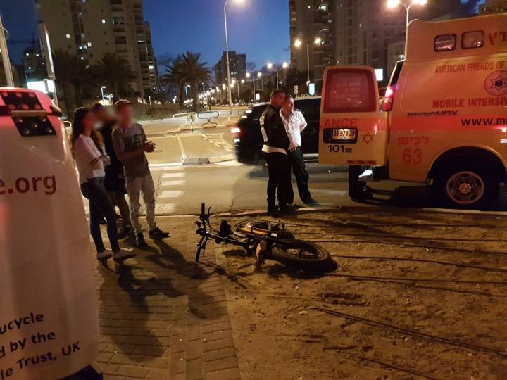 רכב פגע בחוזקה בצעיר שרכב על אופניים חשמליים ופצע אותו