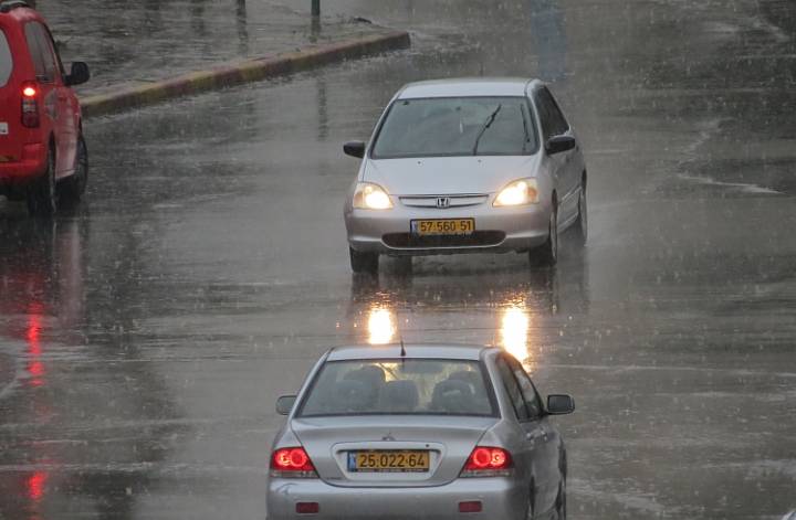מכוניות נוסעות ביום גשום