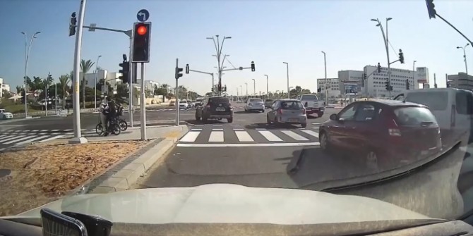 וידאו: התבלבל ונכנס לצומת באור אדום - זה הסתיים בתאונה