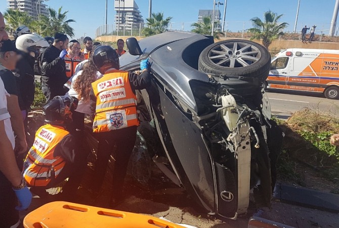 תאונת דרכים קשה בשד' משה דיין: הנהג הפצוע לכוד ברכב