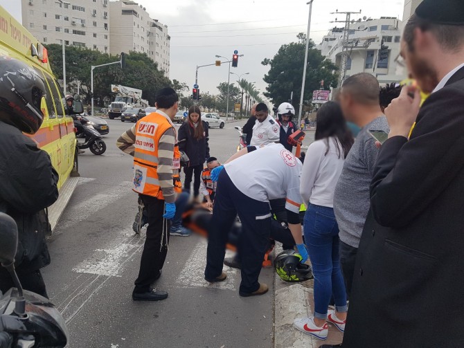 תאונה קשה: רוכב קטנוע נפצע לאחר שרכב פגע בו בעוצמה