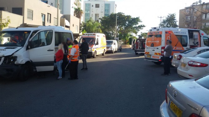 רכב הסעות פגע בעוצמה ברכב פרטי באשדוד - שני פצועים במקום
