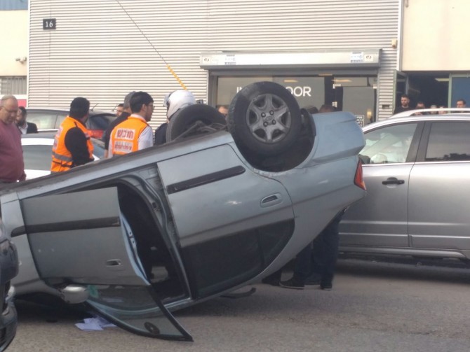 רכב התהפך בתאונת דרכים בעיר - פצוע במקום