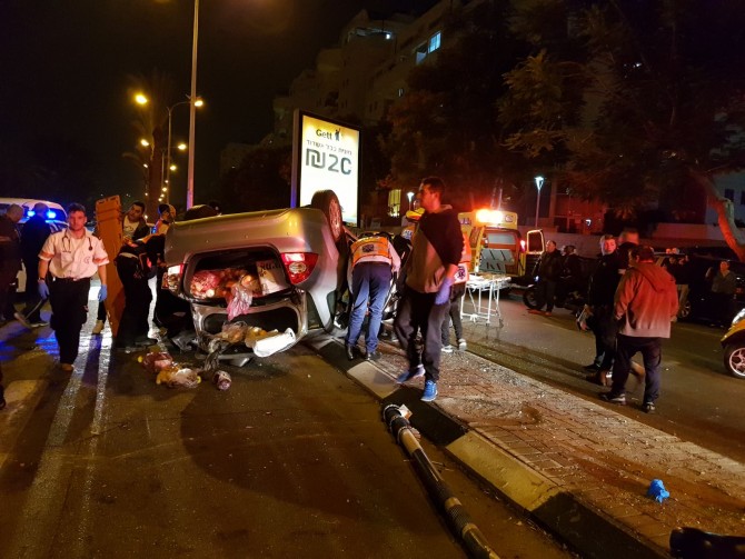 רכב התהפך ושלושה נפצעו בתאונה קשה באשדוד