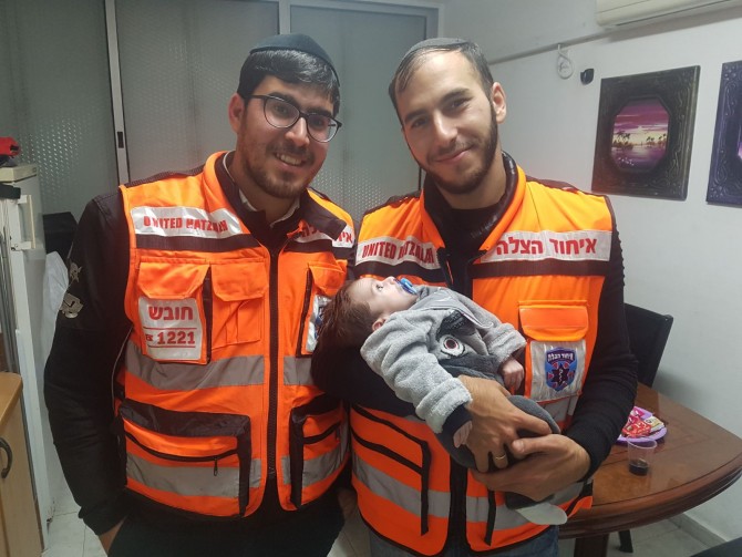 מפגש מרגש בין מתנדבי איחוד הצלה לתינוק שהצילו את חייו