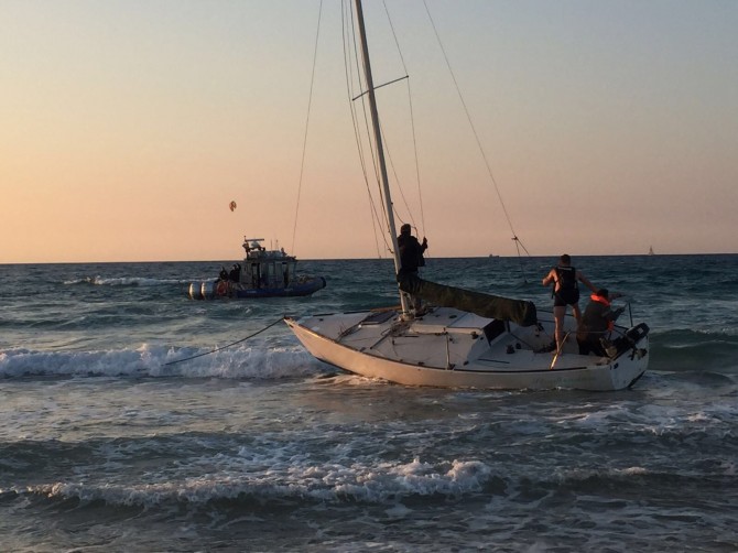 דרמה בים: מבצע חילוץ של יאכטה שנסחפה לחוף