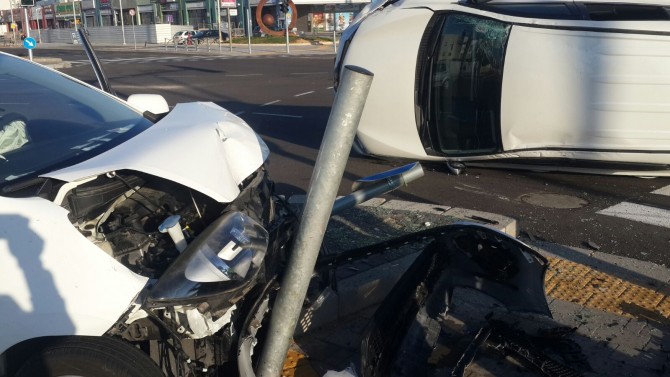 שני רכבים התהפכו ושלושה אנשים נפצעו בתאונת דרכים באשדוד